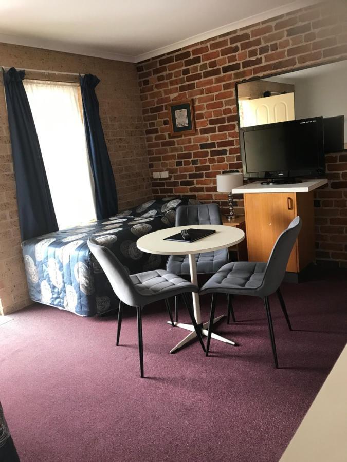 Cedar Lodge Motel Армидейл Экстерьер фото