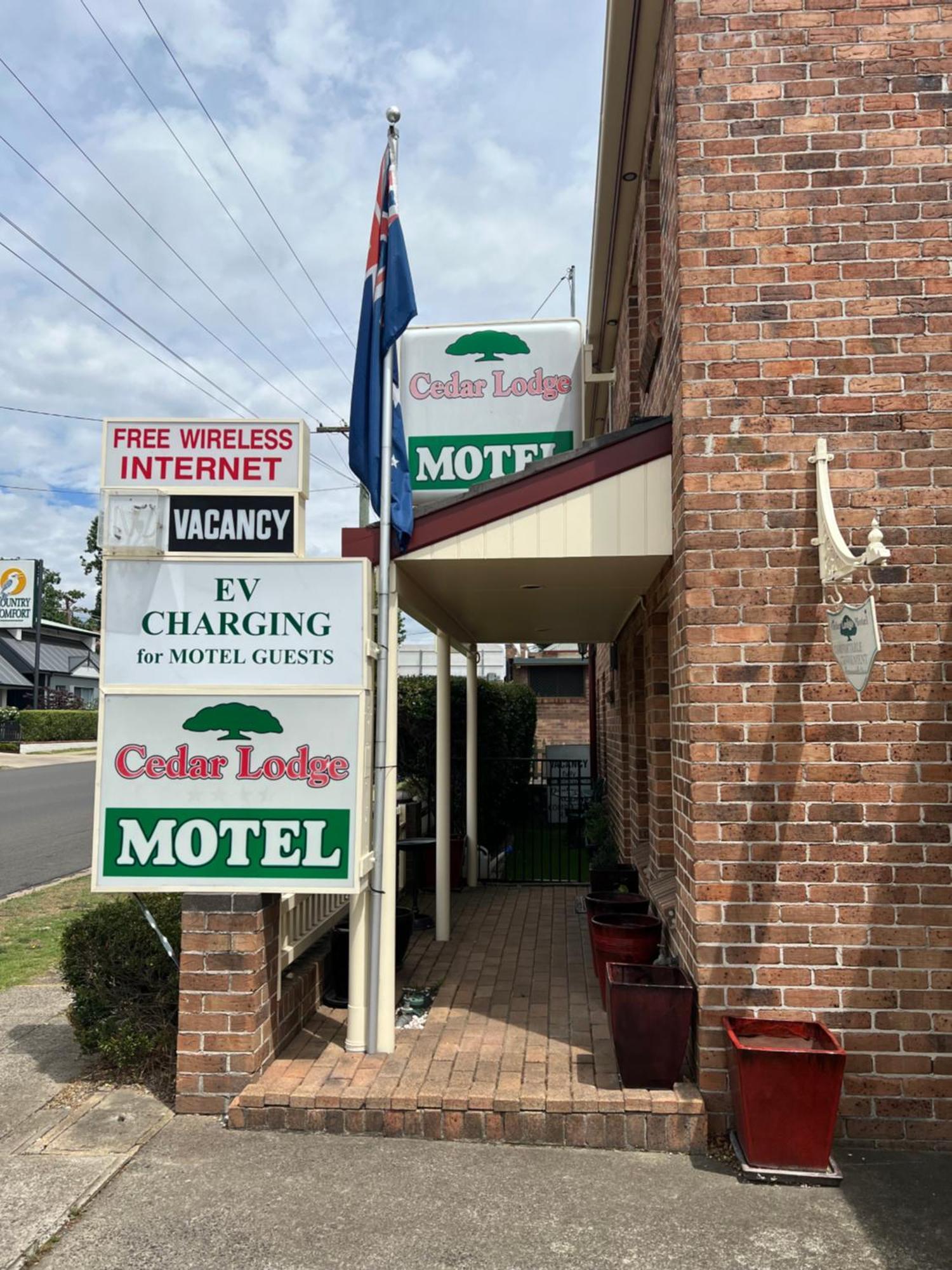 Cedar Lodge Motel Армидейл Экстерьер фото