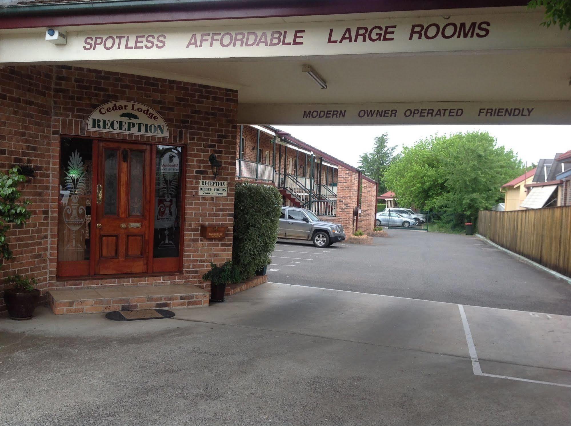 Cedar Lodge Motel Армидейл Экстерьер фото