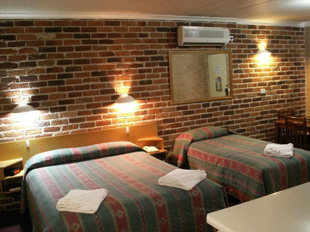 Cedar Lodge Motel Армидейл Экстерьер фото