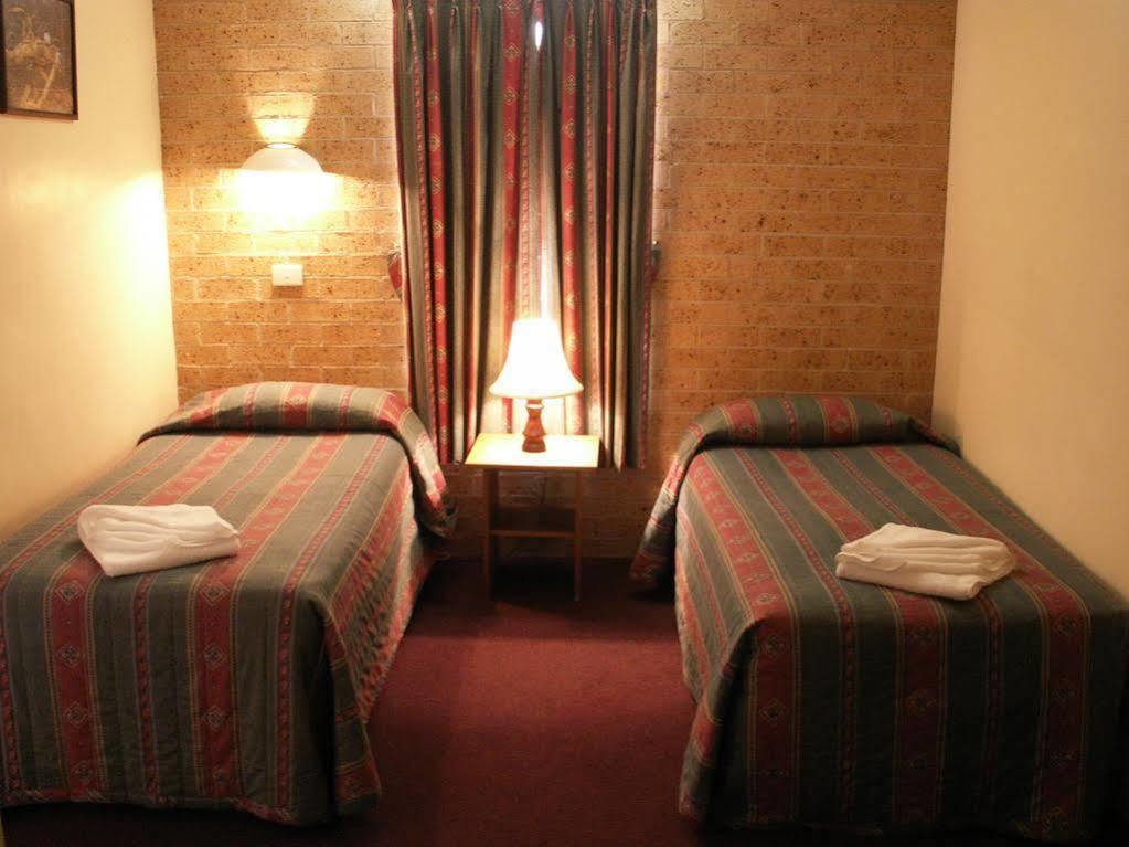 Cedar Lodge Motel Армидейл Экстерьер фото